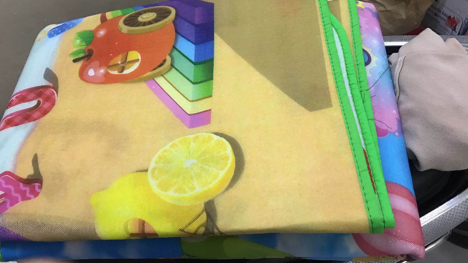 màu sắc đẹp giá hấp dẫn 67k mà dc chất liệu vậy là quá ổn. có hai mặt luôn nhé. nên mua. thảm này mùa đông trải ra cho bé lăn lê thi toẹt vời. mùa hè thi hơi bí nhé, xài phòng đieu hoa thi khong thanh van de màu sắc đẹp giá hấp dẫn 67k mà dc chất liệu vậy là quá ổn. có hai mặt luôn nhé. nên mua. thảm này mùa đông trải ra cho bé lăn lê thi toẹt vời. mùa hè thi hơi bí nhé, xài phòng đieu hoa thi khong thanh van de