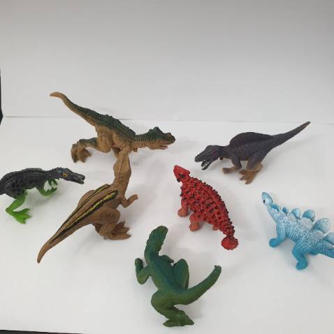 Hàng đẹp và giống hệt mô tả à nha. Mình mua cùng lúc mấy bộ đồ chơi của shop New4all, bé nhà mình thích chơi bộ này nhất. Kích thước trung bình thôi, không to đâu, màu sắc và kiểu dáng cũng đa dạng, nhìn cái là thích rồi.
Nhựa đặc, dẻo có vẻ chắc chắn, có 1 khủng long bay là ko đứng được . Với giá thành này thì mình thấy rất hài lòng rồi!