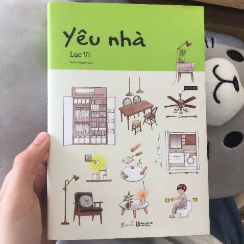 Từ nhỏ toàn phải ở chung phòng với chị, sắp xếp nhà cửa thì phải nghe theo bố mẹ. Bây giờ có phòng riêng tha hồ decor theo ý thích. Mình đã tậu hẳn em sách này về để học theo, hihi… và trên cả tuyệt vời luôn.

1.	Mình đặt Tiki now nên giao hàng siêu nhanh, gói hàng rất cẩn thận. (còn gặp bạn ship rất cute nữa).
2.	Chưa bh mình nhìn bìa để chọn sách, nhưng bìa em này đúng siêu phẩm, xinh cực, nhỏ gọn, màu xanh lá mát rượi, cầm trên tay mà sang hết cả người. 
3.	Sách in màu nên giấy cực xịn, ít chữ, nhiều hình mô tả, nên đọc không bị kiểu lý thuyết, thực hành thì cứ theo hình thui.
4.	Cuối cùng quan trọng nhất là nội dung: Đọc cuốn này mới thấy nhà mình là tổng thể của sự chắp vá, thường bày trí theo kiểu chỗ nào trống thì nhét đồ vào từ phỏng ngủ đến nhà tắm, trông bừa bộn và thảm họa dã man. Nhà thì rộng mà trông chẳng đâu vào đâu. Bây giờ có sách hướng dẫn về mình sẽ setup lại hết, nói có lý thì bố mẹ cũng phải nghe thui. Nói chung từ chất liệu, khoảng cách, hình khối đồ vật, cách bày trí để tiết kiệm không gian,… từ cái to đến cái nhỏ cứ liên quan đến thiết kế nhà thì ko thiếu một chi tiết nào, kể cả cái bóng đèn. Mình ko hiểu về kiến trúc lắm nên chỉ nói được vậy thôi. Các bạn nào mê kiến trúc chắc còn thích nữa. 

Mình join nhiều *** nói về decor nhưng nó như một biển thông tin vậy, cuốn này viết rất chi tiết, không thiếu một góc nào trong nhà, vừa khoa học lại vừa đáng yêu. Chỉ vì quá chim ưng nên mình muốn review 1 xíu, mình đi decor nhà tiếp đây. 

Nếu bạn có một căn phòng riêng bày trí theo ý của mình bạn sẽ chẳng muốn la ca bên ngoài đâu.