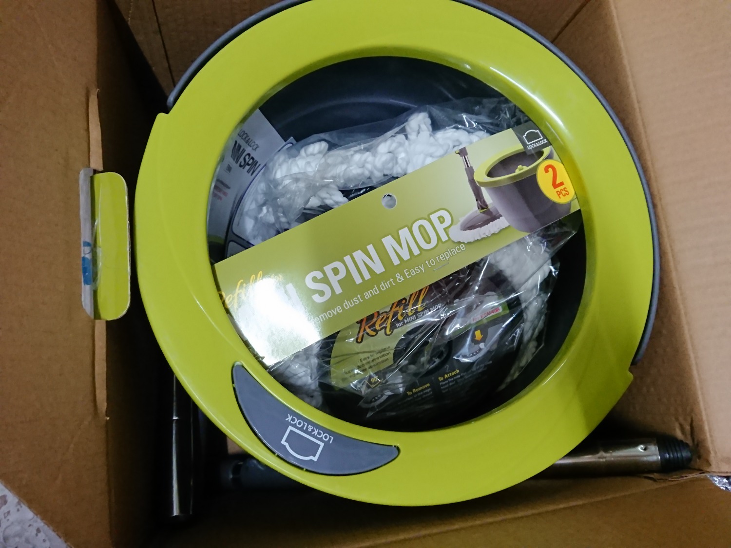 Một thiết kế thông minh nhỏ gọn của bộ lau nhà.
Giặt bông ở dưới thấp, vắt bông ở trên cao mà không phải chia ra hai phần diện tích vắt riêng giặt riêng.
Trục xoay và cây vắt có khớp kết nối với nhau nên dễ gắn vào cũng như tháo ra (nghiên cây sẽ lấy ra được). 
Cây lau ráp lại từ ba đoạn ngắn, tiện lợi trong việc đóng gói.
Bông lau mịn, chất lượng tốt.
Nhựa, chất lượng gia công đẹp, trục xoay êm.
Để sử dụng cho dễ, khi cây lau vào khớp với trục xoay, nhấc nhẹ lên rồi thả xuống để chọn chế độ giặt/vắt tương tự như sử dụng bút bi bấm.