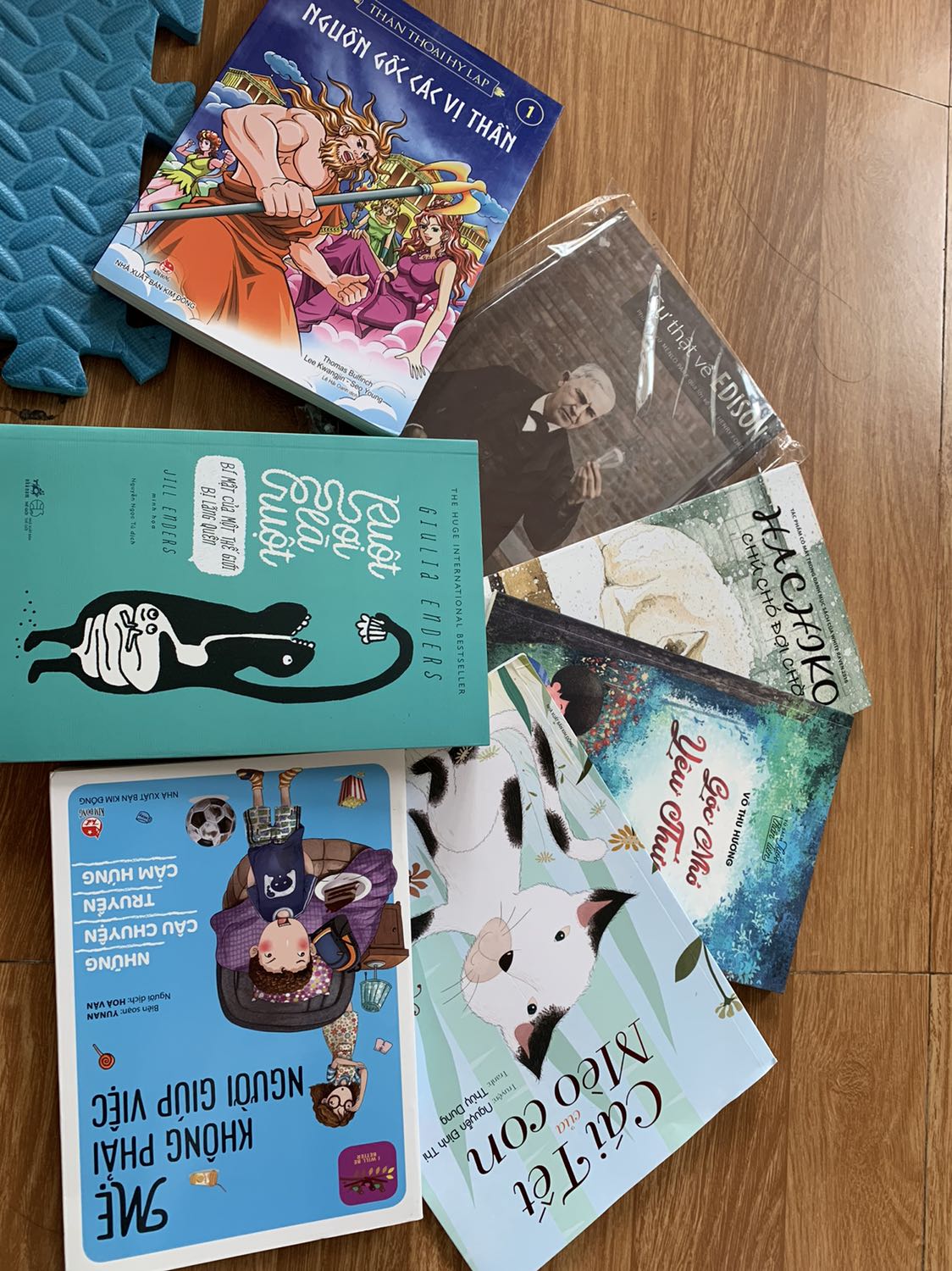 Con gái tôi đã khóc khi đọc cuốn sách này. Nửa đêm tôi tỉnh dậy thấy con đang ngồi khóc dưới sàn nhà và nói: mẹ ơi Ha chi ko chết rồi. Thế rồi tên chú *** ấy đi vào các trang văn của con. Muốn để một đứa trẻ bồi đắp thiện lương cha mẹ hãy cho con đọc sách nhé.