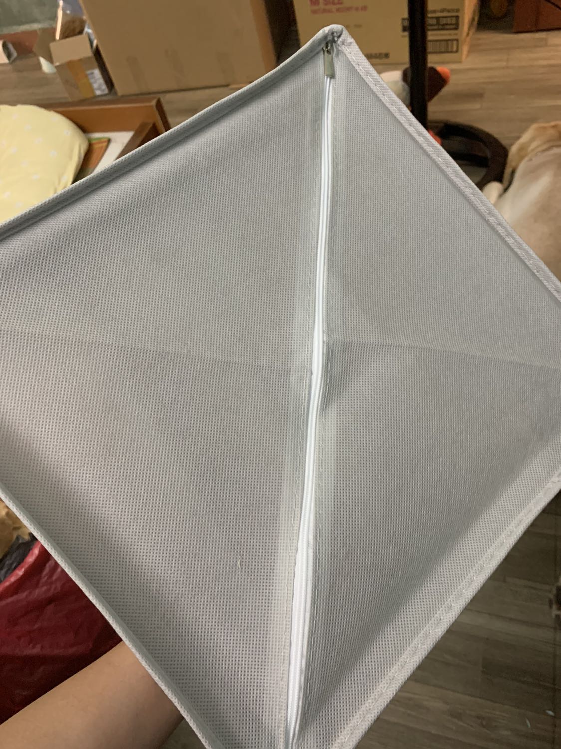 cứng cáp, tiện lợi, khá to cỡ 30x30. Dù mình nhờ gửi qua địa chỉ khác, nhân viên vẫn hỗ trợ tốt. cứng cáp, tiện lợi, khá to cỡ 30x30. Dù mình nhờ gửi qua địa chỉ khác, nhân viên vẫn hỗ trợ tốt.