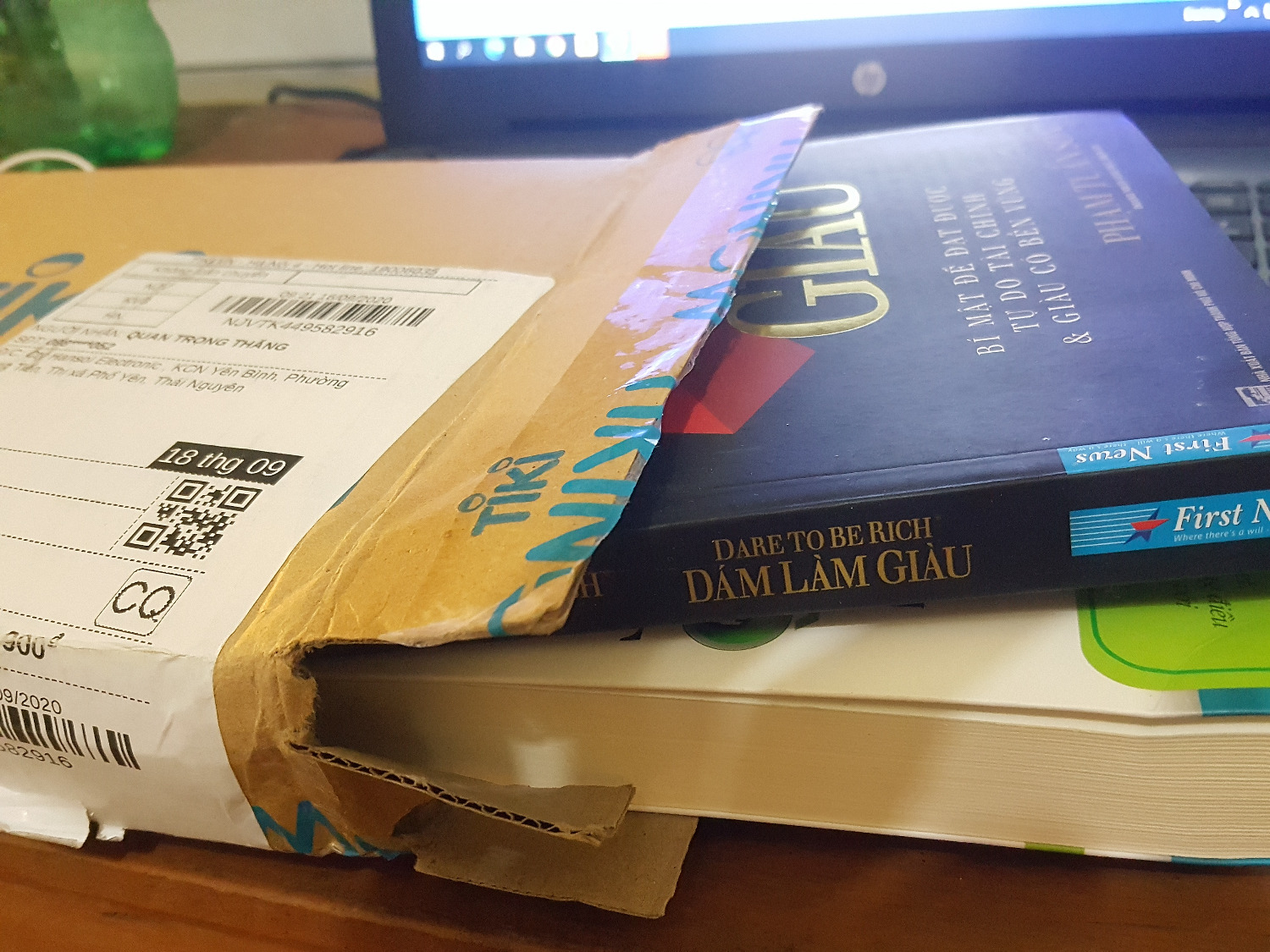 Nội dung tôi chưa đọc nên chưa đánh giá . Về hình thức thì chất giấy rất kém . Thô và ráp , màu vàng không mịn và mát như sách khác . Đặc biệt tôi mua đơn 2 cuốn mà bên Tiki đóng hàng không bọc sách mà cứ thế cho vào hôp gây nhăn hết sách .
Cần cải thiện lại dịch vụ .
