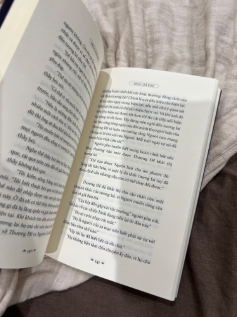 • Về hình thức.
Bìa bắt mắt với ảo ảnh hạt cát nhoè bay, kiểu cuốn hút, huyền bí về Ai Cập.
Có 1 vài trang in màu giới thiệu về nhân vật khá xinh xắn.
Giấy dày đẹp, chất lượng tốt.
• Về nội dung.
Vì biết nó là cuốn sách nổi tiếng và bán chạy nên mình mong chờ nhất trong 10 cuốn sách mình đặt cùng lúc đó.
Tuy nhiên nó đã làm mình thất vọng về nội dung! Phần đầu cũng khá là cuốn theo mạch sách, mong chờ lúc nhân vật chính sang Ai Cập sẽ có nhiều những câu chuyện thú vị hơn, những triết lý sâu sắc hơn. Nhưng mà đọc tới phần sau nó hơi ...gãy. Thực sự những câu chuyện k có j thú vị và ấn tượng. 
Xoay quanh về đức tin đấng trên cao, có niềm tin mãnh liệt và theo đuổi ước mơ của mình tới cùng, lắng nghe trái tim, đi tìm kho báu của cuộc đời mình, sống thiện lành và tích cực..v.v...với những chủ đề đẹp đẽ này nhưng khi vào sách nó bị lặp đi lặp lại câu chữ, câu chuyện thì sơ sài...
Về nội dung chấm 4/10