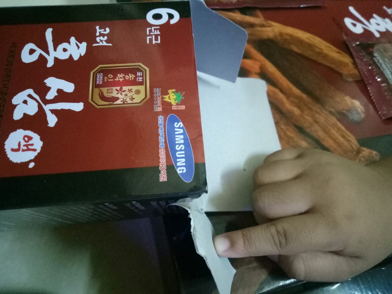 Mình mua sản phẩm về biếu ba mẹ. Nhưng nhận xét như sau:
1.Bao bì sản phẩm bị rách (từng hộp nhỏ bên trong)
2.Sản phẩm gồm 6 hộp, mối hộp 5 gói, nhưng tình cờ phát hiện 1 hộp có 4 gói)
3.Sản phẩm bị móp méo
4.Chụp hai hình để các bạn so sánh, hộp có mã Code để quyets, hộp không có
Mình luôn yên tâm khi mua hàng của TIKI, nên nhận hàng không kiểm tra đến khi chuẩn bị đem đi biếu mới bóc hộp ra, mới phát hiện tình trạng hàng tệ như vậy. Mình rất thất vọng khi đặt niềm tin vào TIKI.
Mong các bạn nên giữ uy tín cho cửa hàng của mình, đừng làm mất niềm tin của khách hàng.