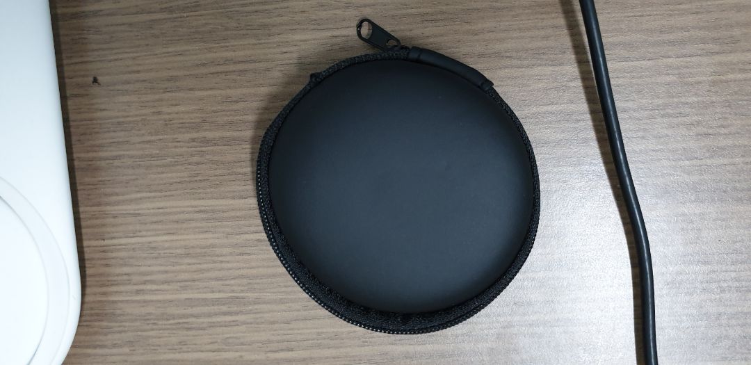 Cứ nghĩ rằng, của rẻ là của ôi. Nhưng trường hợp này thì lại không đúng. Mua đợt sale nên chỉ 16k thôi, nhưng hộp nhận được lại rất đẹp: cứng cáp, cầm chắc tay, đường chỉ kín kẻ, dây kéo êm. Rất thích sản phẩm này!