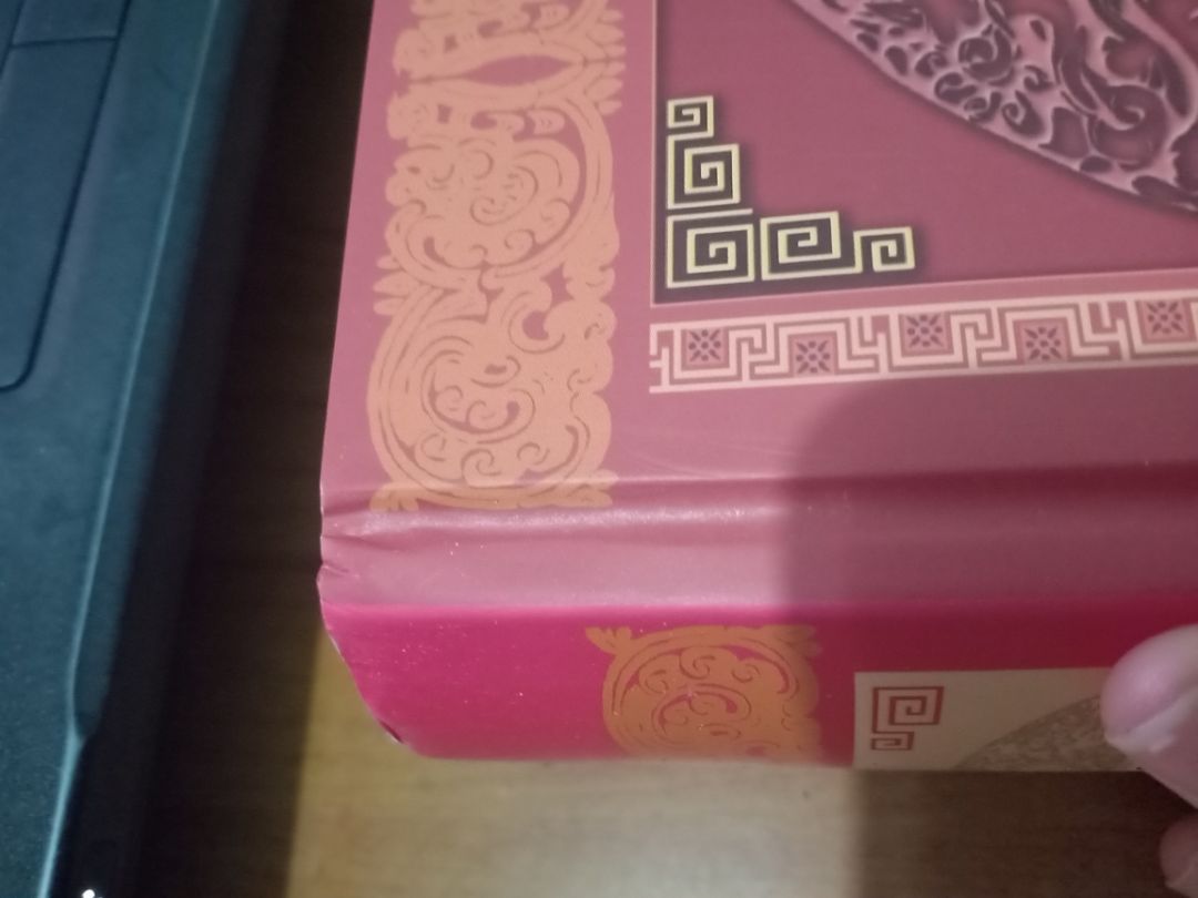 Sản phẩm tới tay khá là thất vọng ạ. Cứ như sách cũ ấy. Thừa nhận là việc vận chuyển bìa cứng đôi khi bị dập hay gấp góc là bình thường. Tuy nhiên thì đây là do shop đóng gói sơ sài quá. Cộng thêm lựa sách cũ ơi là cũ ấy. Còn về bản thân cuốn sách thì giấy hơi mỏng, nhìn hằm hổ, nội dung xịn xò khỏi bàn rồi. Mình vẫn để 5 sao cho shop nhé. Lần sau shop chú ý gói hàng cẩn thận, sạch sẽ hơn nha Sản phẩm tới tay khá là thất vọng ạ. Cứ như sách cũ ấy. Thừa nhận là việc vận chuyển bìa cứng đôi khi bị dập hay gấp góc là bình thường. Tuy nhiên thì đây là do shop đóng gói sơ sài quá. Cộng thêm lựa sách cũ ơi là cũ ấy. Còn về bản thân cuốn sách thì giấy hơi mỏng, nhìn hằm hổ, nội dung xịn xò khỏi bàn rồi. Mình vẫn để 5 sao cho shop nhé. Lần sau shop chú ý gói hàng cẩn thận, sạch sẽ hơn nha