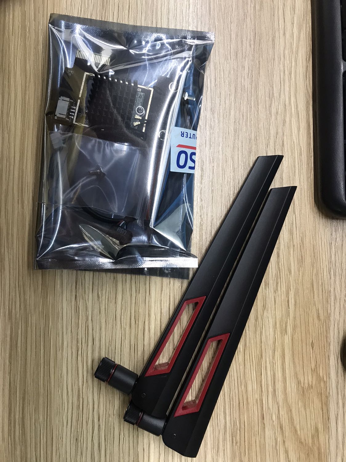 Chạy tốt, card nhỏ nhưng có võ. Lắp đặt và cắm dây xong thì cài phần mềm Intel® Killer™ Performance Suite tải từ Intel là có Wifi đời mới và Bluetooth xịn. Check trên Device Manager thấy hiện đúng thông tin sản phẩm.