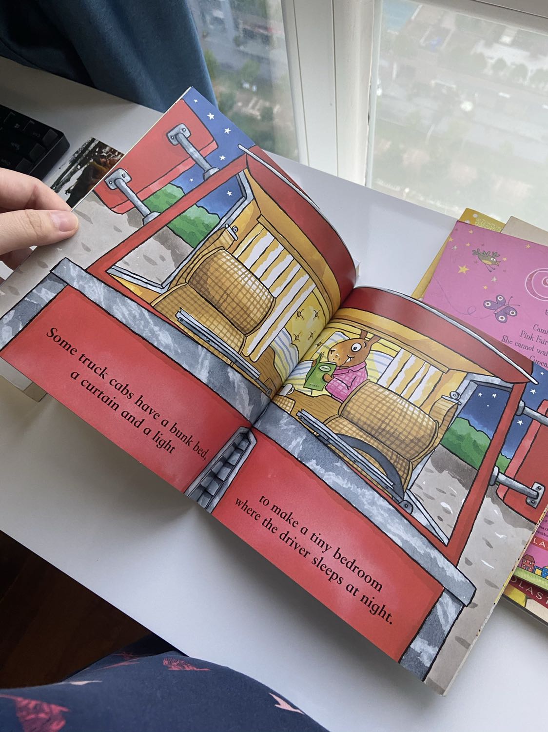 Sách hơi dơ nên mình giảm sao xuống. Giá thì ok. Chất lượng in ấn đương nhiên ok, mỗi khâu bảo quản có vấn đề thôi.