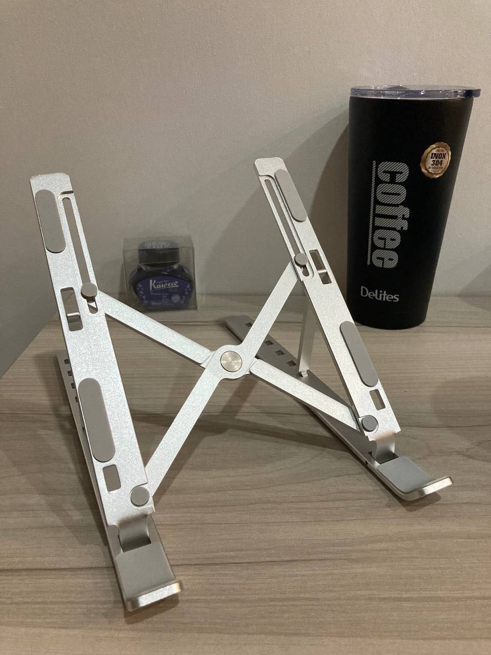 Giá đỡ này gia công bị chênh. Đặt lên bàn không vững, ọp ẹp. Chất liệu tốt nhưng rất tiếc lại bị lỗi chênh, không cân bằng.