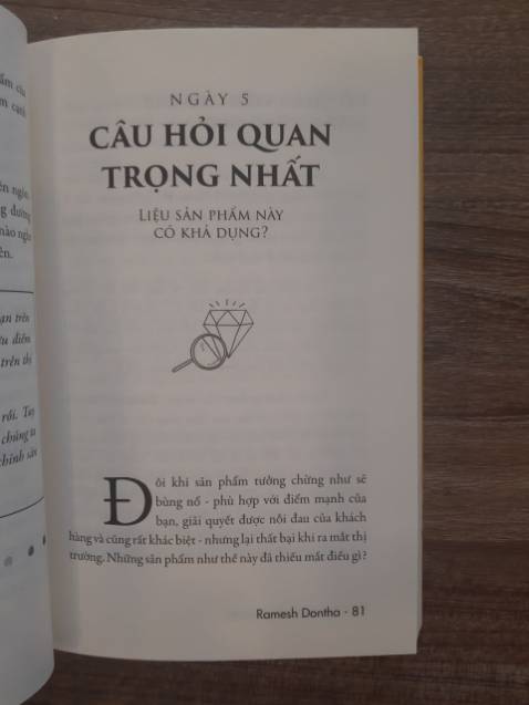 Mình mua cùng với bộ Khởi Nghiệp Bán Lẻ, thật may vì tìm thấy 2 bộ sách này vì chúng thật sự có liên kết mật thiết với nhau. 
Trong cuốn Lối Tắt KN có câu mình khá thích đó là " đường tắt không dễ đi nhưng nó giúp ta đi nhanh hơn. Có rất nhiều cách để đến với thành công nhưng người khôn ngoan luôn biết tìm ra con đường ngắn nhất cho riêng mình". Cùng với KN Du Kích và Thực Hành KN của tác giả/dịch giả Trần Thanh Phong chưa bao giờ khiến mình thất vọng với nhiều trải nghiệm thực tế được anh đưa vào sách. 
Mỗi một cuốn đều cho chúng ta một khía cạnh về khởi nghiệp, có đầy đủ những kinh nghiệm thực chiến mà tác giả đã từng trải qua, cũng như mình có thể áp dụng ngay vào công việc kinh doanh.