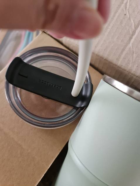 Ống mềm và hơi mập nên cho vào lỗ hút thông thường sẽ không vừa. Có 6 màu để sử dụng, dễ thương, nhưng ống bằng silicon, nên chắc cần phải vs thường xuyên bên trong để đảm bảo sạch nhất là sau khi uống các loại cà phê,trà.