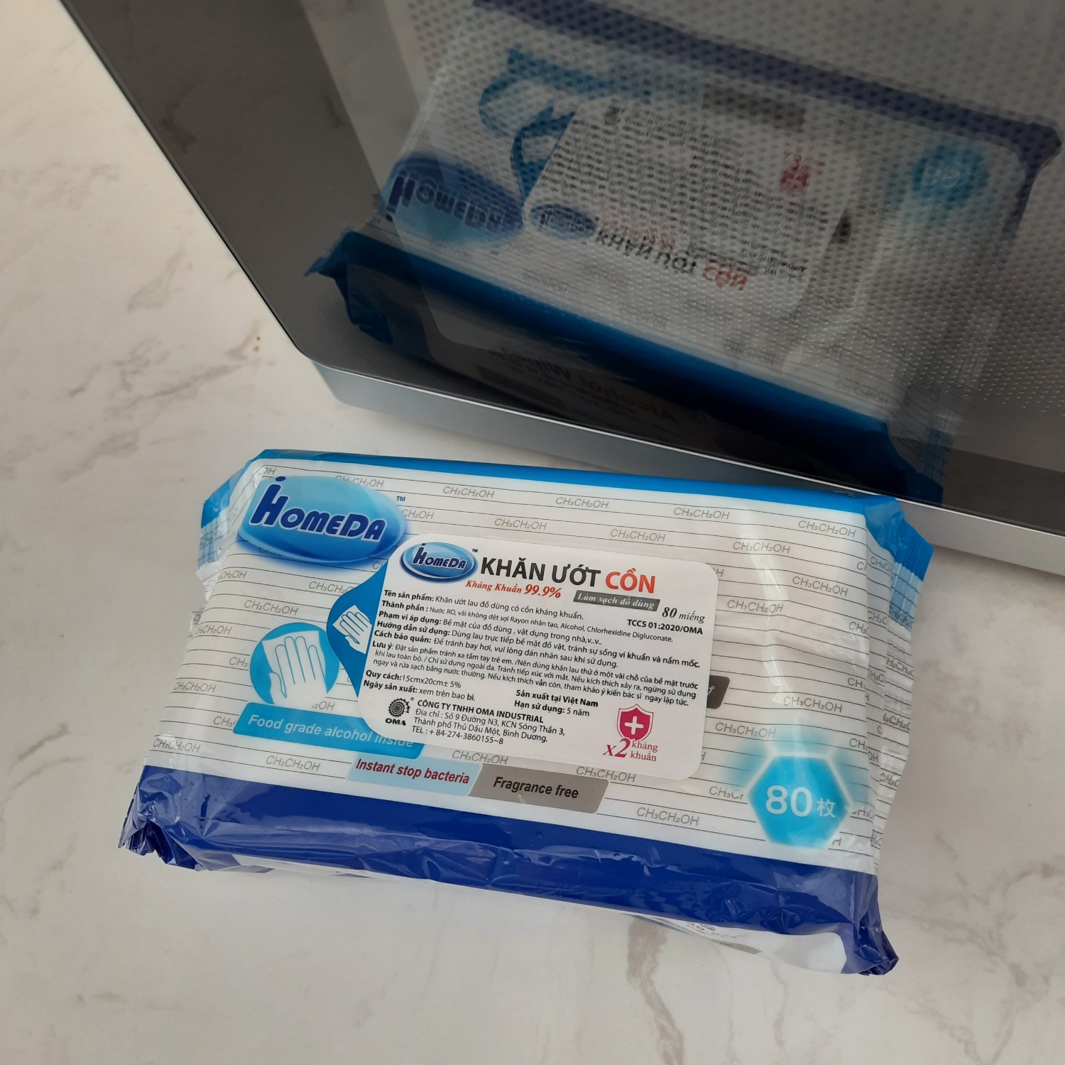 Sản phẩm chất lượng, dùng lau đồ dùng rất sạch, đặc biệt là điện thoại hay laptop, chuột vi tính hay tay năm cửa. 
Mùi cồn nhẹ, không hăng, lau tay không cảm thấy kích ứng hay bỏng rát, dùng rất yên tâm. Đóng gói cẩn thận, Tiki giao hàng rất nhanh, mới đặt hôm nay ngày mai đã giao rồi. Cảm ơn shop. Cho 5 sao.