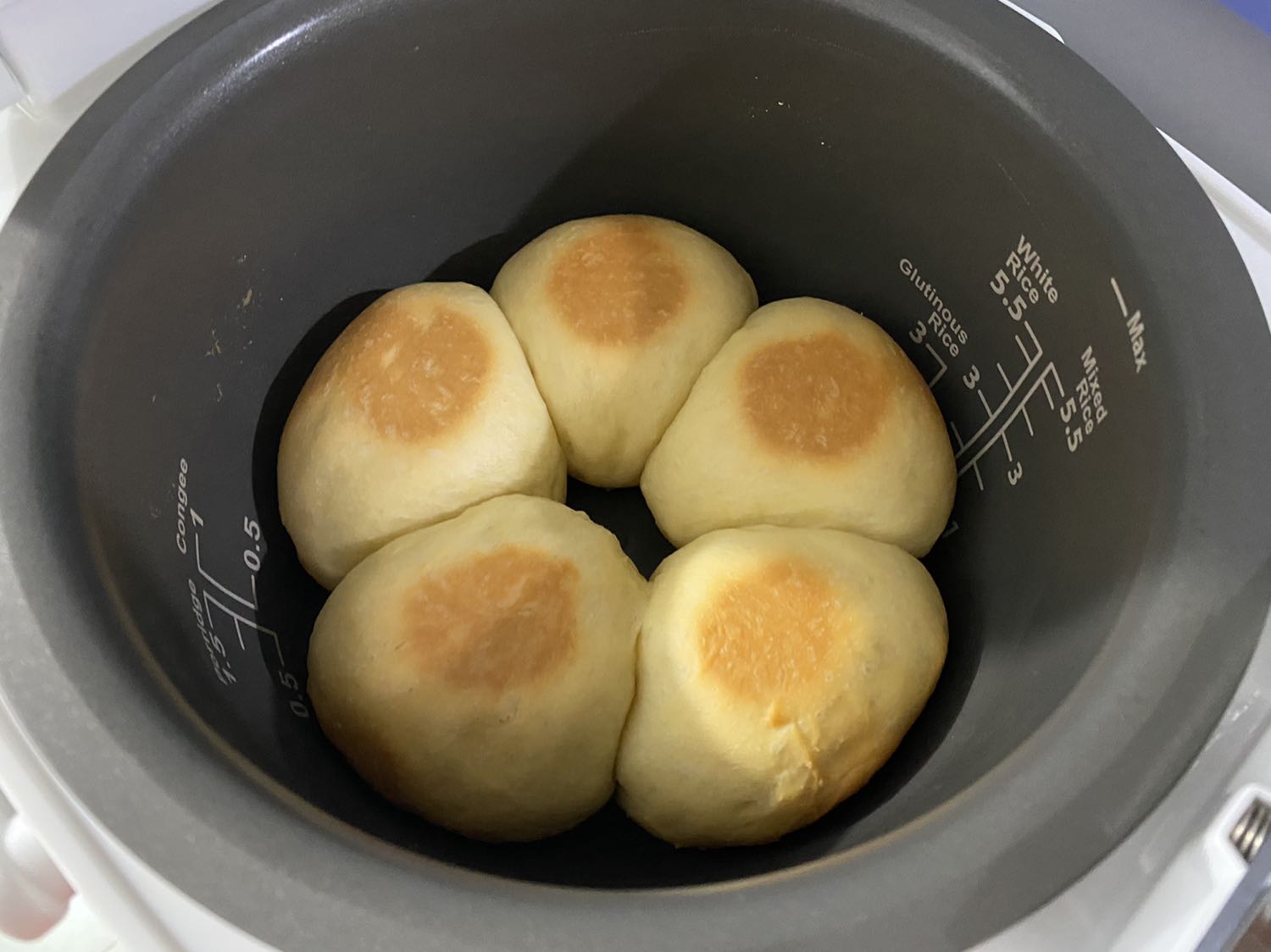 Nồi đẹp nấu cơm, nấu cháo, nấu gạo lứt oki ko chê đc. Nhưng riêng chức năng làm bánh bông lan thì ko used đc, tui đã thử công thức và cách làm đó với lò nướng thì bánh oki mà cho vô nồi cơm điện dù chế độ banking hay Cook hay quick cook đều fail hết, bánh ko thể nở đc. Nướng bánh mỳ và ủ bột thì oki, tôi đang thắc mắc sao nướng bông lan ko được! Nồi mới mua nên cũng hơi buồn chút, mong tiki giải đáp giúp tôi. Về hình thức nồi thì oki đẹp và chỗ cắm điện chắc chắn chứ ko như mn phàn nàn là lỏng lẻo! Nồi này mà nướng bánh bông lan oki nữa thì hoàn hảo ấy, chắc là nồi bị lỗi rồi :( Nồi đẹp nấu cơm, nấu cháo, nấu gạo lứt oki ko chê đc. Nhưng riêng chức năng làm bánh bông lan thì ko used đc, tui đã thử công thức và cách làm đó với lò nướng thì bánh oki mà cho vô nồi cơm điện dù chế độ banking hay Cook hay quick cook đều fail hết, bánh ko thể nở đc. Nướng bánh mỳ và ủ bột thì oki, tôi đang thắc mắc sao nướng bông lan ko được! Nồi mới mua nên cũng hơi buồn chút, mong tiki giải đáp giúp tôi. Về hình thức nồi thì oki đẹp và chỗ cắm điện chắc chắn chứ ko như mn phàn nàn là lỏng lẻo! Nồi này mà nướng bánh bông lan oki nữa thì hoàn hảo ấy, chắc là nồi bị lỗi rồi :(