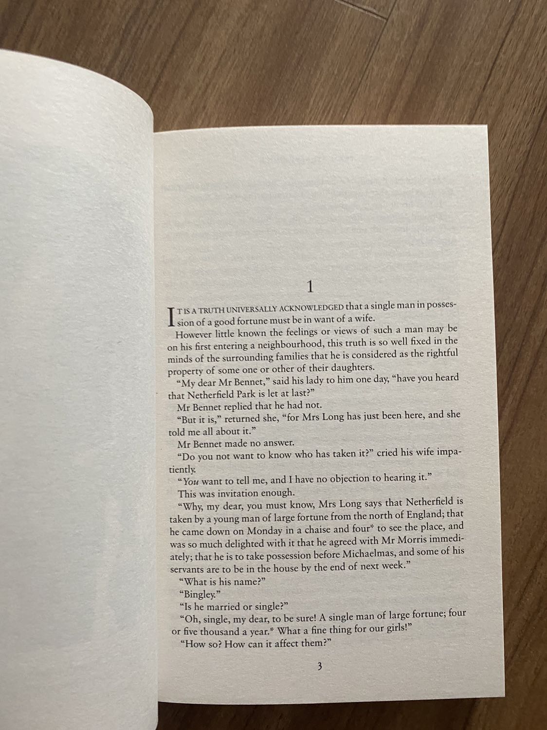 Bìa sách không đẹp lắm nhưng chất lượng giấy và kích cỡ thì vừa vặn với mình. Giấy vàng thơm và font chữ dễ đọc.
Pride and Prejudice là một trong những tác phẩm kinh điển của Jane Austen, đã chuyển thể thành phim, nhưng đọc sách dĩ nhiên là thích hơn.