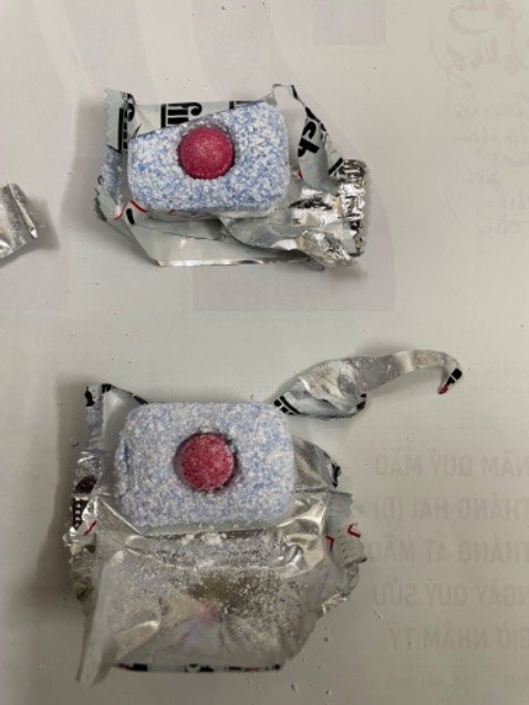 Viên rửa bát bị bở. Kg tốt. Màu sắc bao bì kg giống với hàng đã từng dùng, màu sắc viên rửa cũng kg giống. Rửa không sạch.