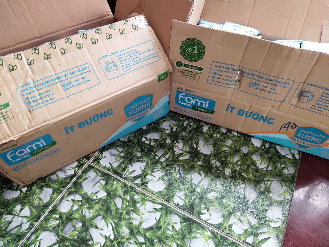 tiki gửi hàng là hai thùng sữa 
Một thùng đúng loại bịch là 40 bịch .Thùng còn lại vỏ thùng của dòng hộp 6 lốc nhưng trong lại bỏ 36 bịch.Rất tiếc khách ko quay video ngay từ đầu khi nhận để có bằng chứng , bây giờ tiki cãi bay như khách *** quỵt 4 bịch sữa.Đơn hàng đã thanh toán trước lại nặng ko nỡ để shipper hoàn về .