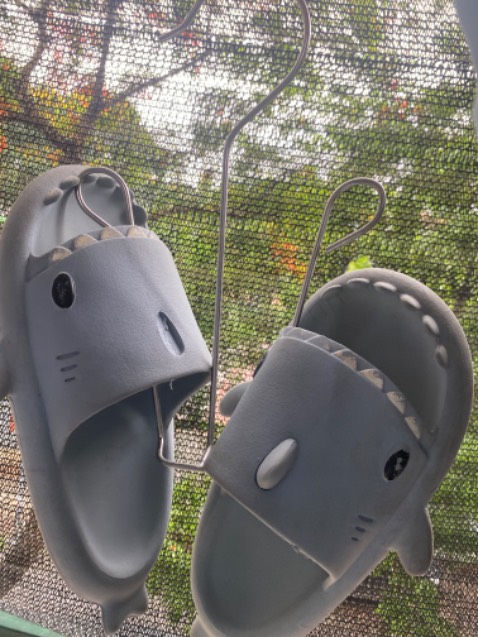 Móc dày dặn, chắc chắn, thời tiết nắng mưa thất thường treo giày dép ok