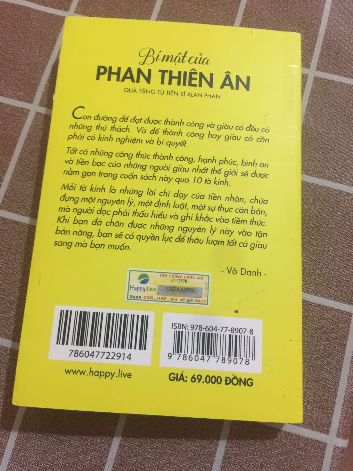 Sách rất đẹp , giá rất tốt mà giá trị nó mang lại thì không thể định giá được chất liệu giấy tốt làm cho quyển sách cầm không bị nặng. 
I love you Thai Pham tập đoàn Happy live