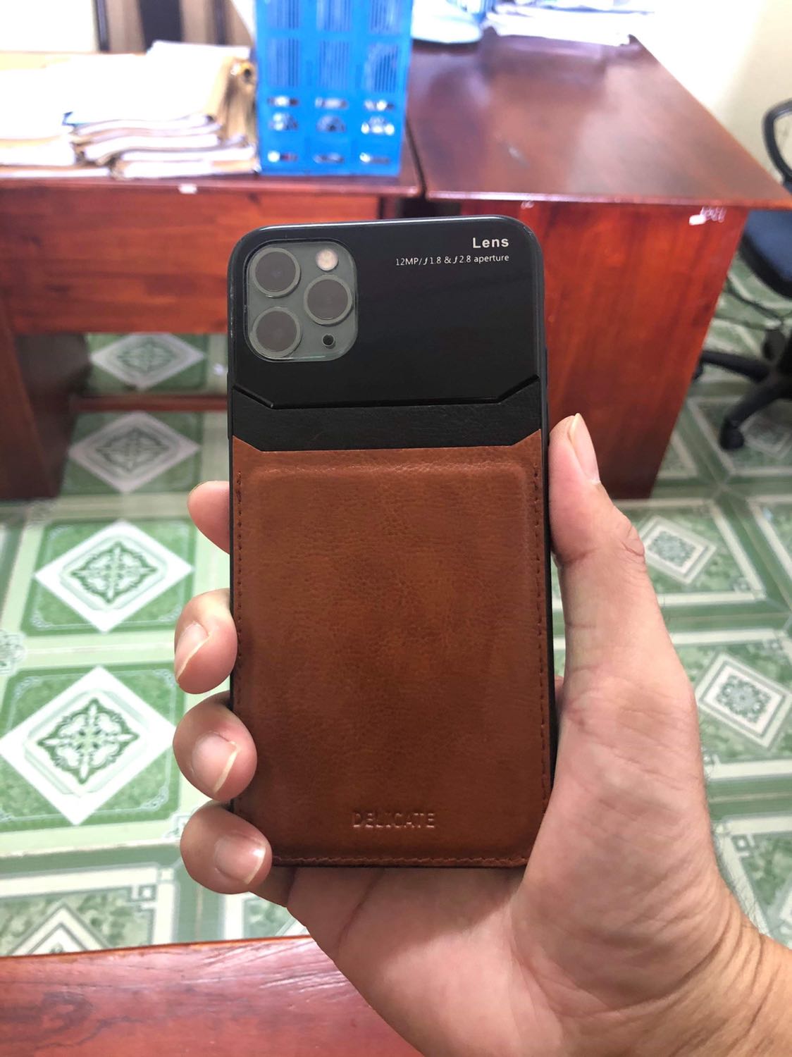 Tốt và đẹp. Rất sang khi cầm trên tay. 
Nếu ra phiên bản mới cần bổ sung màu xanh rêu (giống màu iPhone 11 pro max) và màu xanh ngọc bích. 
Cần thêm một bản cao cấp nữa (da tốt hơn và chất liệu hoàn thiện tốt hơn) để xứng tầm với iPhone 11 pro max. Tốt và đẹp. Rất sang khi cầm trên tay. 
Nếu ra phiên bản mới cần bổ sung màu xanh rêu (giống màu iPhone 11 pro max) và màu xanh ngọc bích. 
Cần thêm một bản cao cấp nữa (da tốt hơn và chất liệu hoàn thiện tốt hơn) để xứng tầm với iPhone 11 pro max.