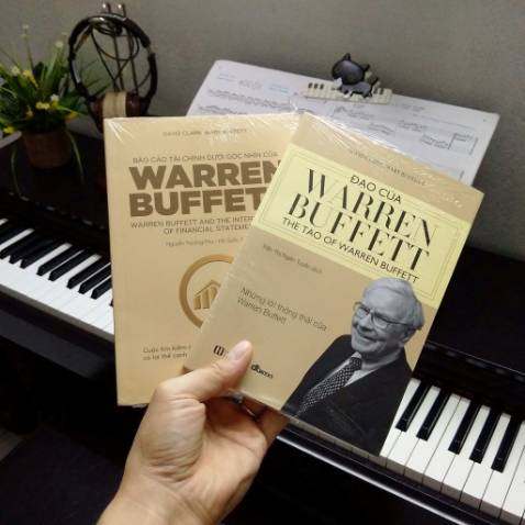 + Sách được ship từ HN vào TP.HCM mất 4 ngày (từ thứ Hai ~ thứ Năm), gói ship Tiết Kiệm, phí ship 18k.
+ Shop đóng gói rất kỹ, an toàn: sách được bọc mút bong bóng, bỏ vào hộp các-tông cứng, vừa vặn.
+ Sách nhận được mới keng, không một lỗi nhỏ!
+ Shop có gói mua kèm 2 cuốn với giá tốt hơn mua lẻ từng cuốn.

Về nội dung sách thì như nội dung bìa đã ghi rất rõ, quyển "Đạo Của Warren Buffett" là trích dẫn lại những câu nói của ông, có kèm theo lời bình của người viết sách là Marry Buffett và David Clark.
Quyển "Báo Cáo Tài Chính dưới góc nhìn của Warren Buffett" thật sự rất hay! Hay vì sự đơn giản mà quyển sách đem lại cho mọi người, cách đọc & hiểu các bản BCTC cho dù không phải là dân chuyên nghiệp!
