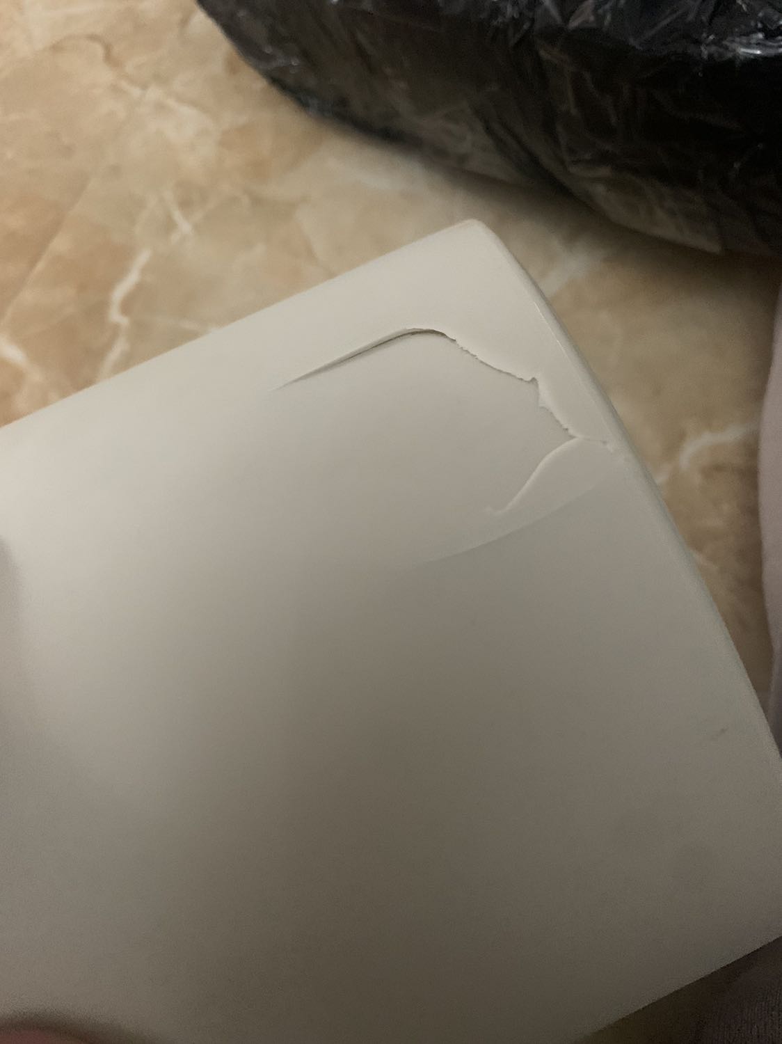 nhận hàng là một cái sọt rác đã vỡ. lần đầu mua hàng tiki mà k hài lòng