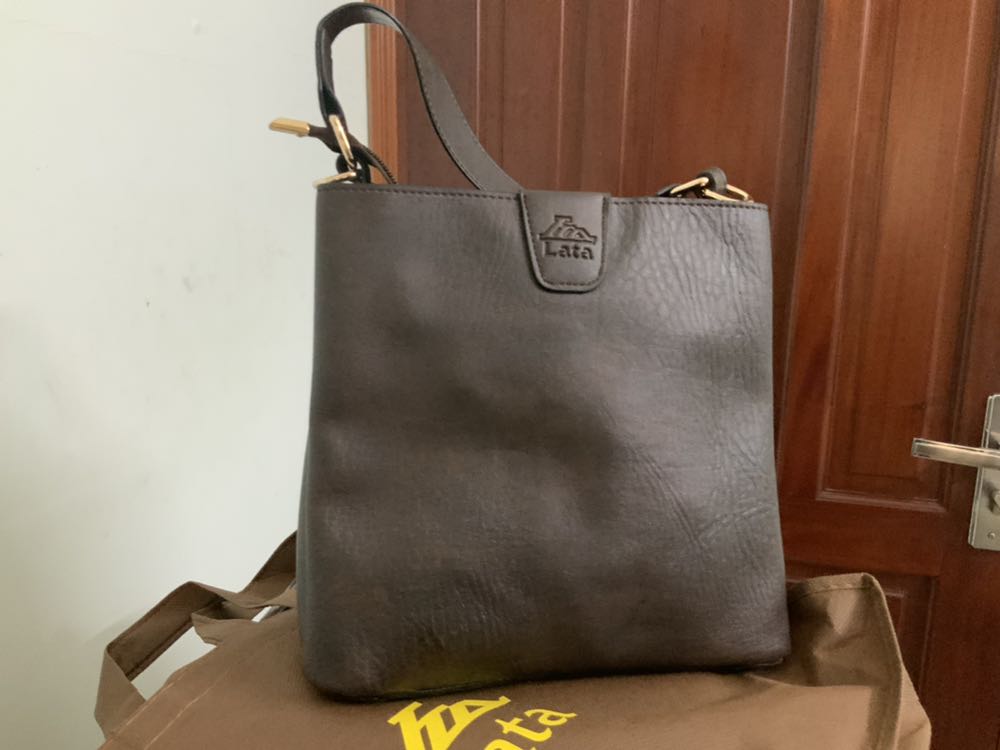 Hàng không còn tem để giá,giới thiệu sản phẩm,giống hàng đã sử dụng hoặc trưng bày ?….tuy nhiên đa đẹp,shop nên thay móc bằng màu đồng sẽ sang ,chỉn chu hơn..