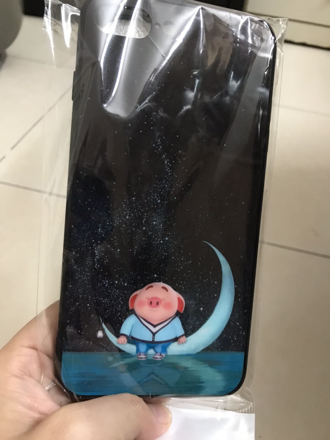 Đã nhận hàng và dùng thử, sản phẩm giống với hình, ốp lưng dạng nhựa bóng, khít với điện thoại.