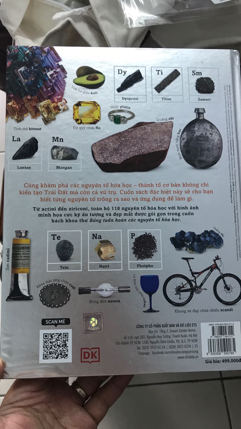 Sách in màu bìa dày rất chắc chắn. Chất lượng giấy in và màu quá ok. Mua về đọc xong cất giữ cho con cháu sau này đọc tiếp cũng được ^_^ 
P/s: được tặng kèm bản tuần hoàn hoá học đính kèm rất đẹp