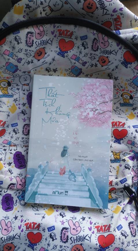 Đọc sương sương được nhiều tiểu thuyết nhưng hầu hết toàn lên gg, thất tịch không mưa gây ấn tượng sâu sắc thật -.- vừa đọc vừa rớt nước mắt sáng lên trường sưng vù+_-
Hàng giao nhanh,gói gọn quyển nằm trong hộp sạch sẽ.Cảm ơn shop nhiều nha đọc thấm thật~.~