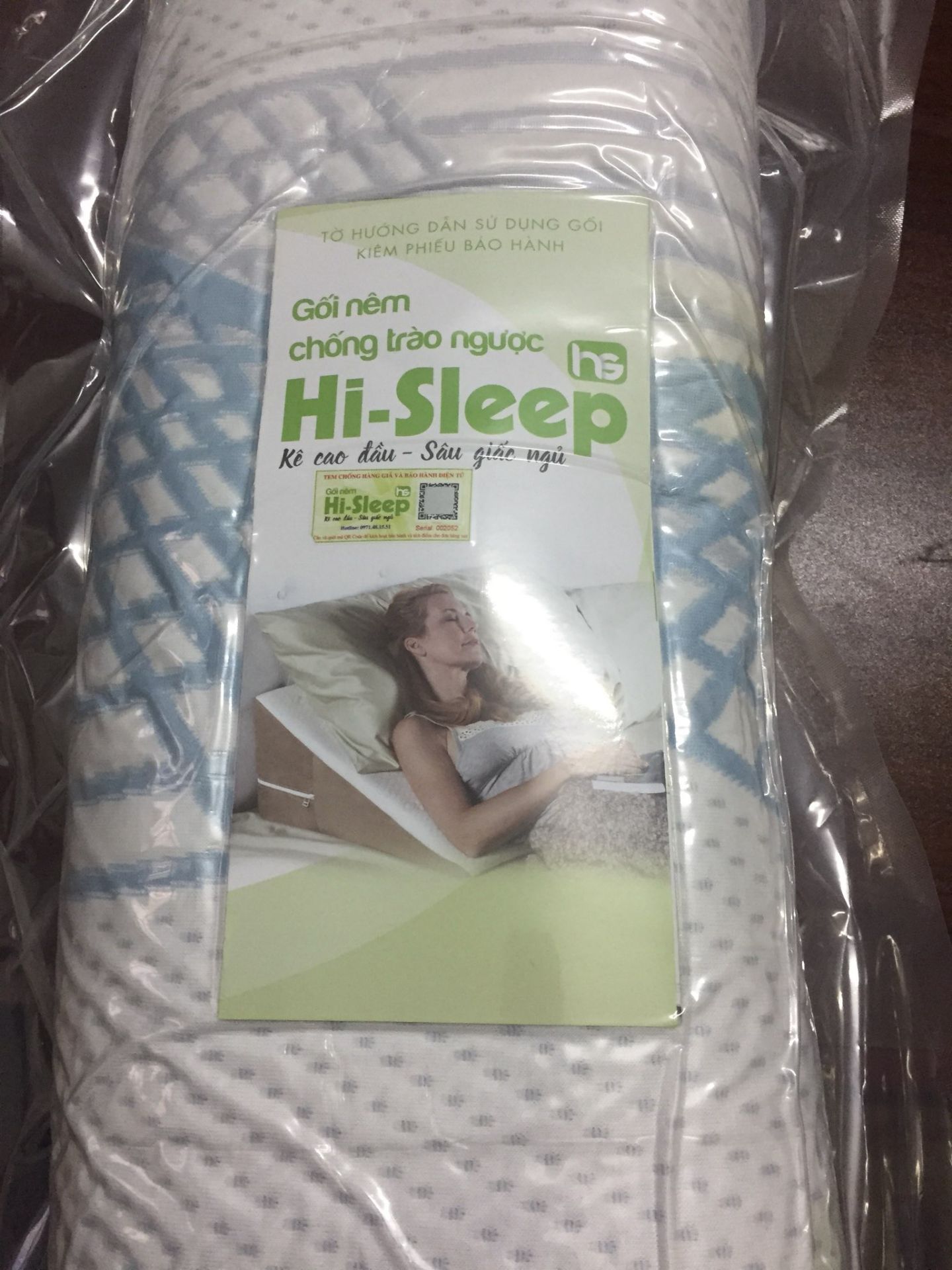 Gối rất lớn nha mọi người, gọi là đệm luôn cũng được, đóng trong túi PVC rất gọn, có tem chống hảng giả luôn, túm lại là rất cẩn thận. Mới nằm được mấy hôm thấy cũng dễ chịu lắm. Đáng tiền đáng tiền