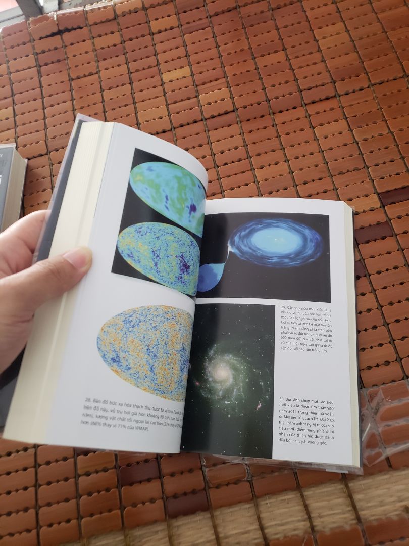 Sách hoàn thiện đẹp, giấy tốt, có kèm miếng đánh dấu trang.