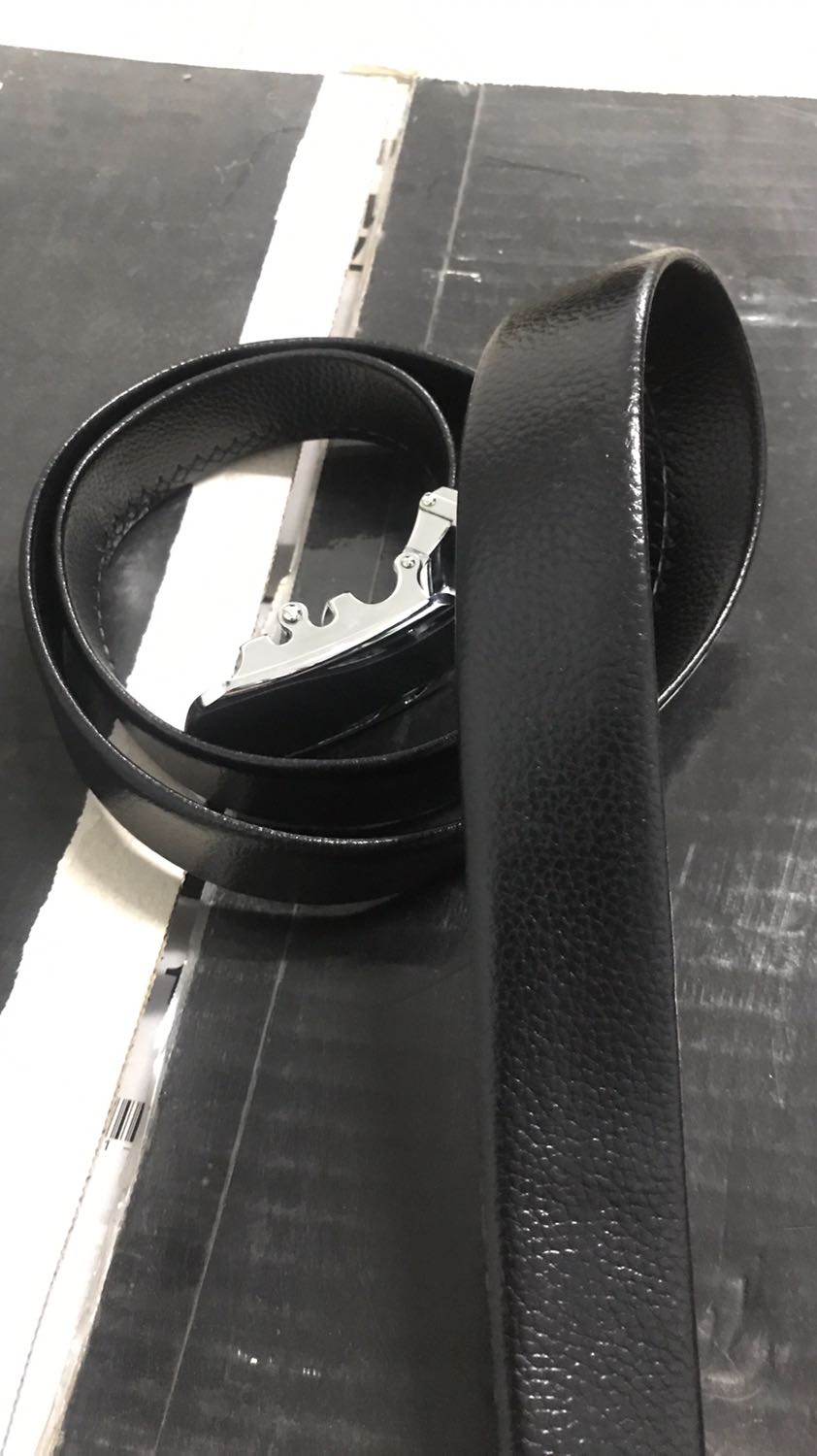 Thắt lưng thiết kế thời trang. Nhìn đơn giản nhưng khá đẹp và dễ phối đồ. Phần khoá thắt lưng thiết kế chắc chắn. Phần dây da vừa mềm vừa dài. Da chắc chắn bóng đẹp. Đường may chắc chắn, giá cả thì quá là hợp lý luôn. Shop đóng hàng cũng cẩn thận nữa. Thanks shop.