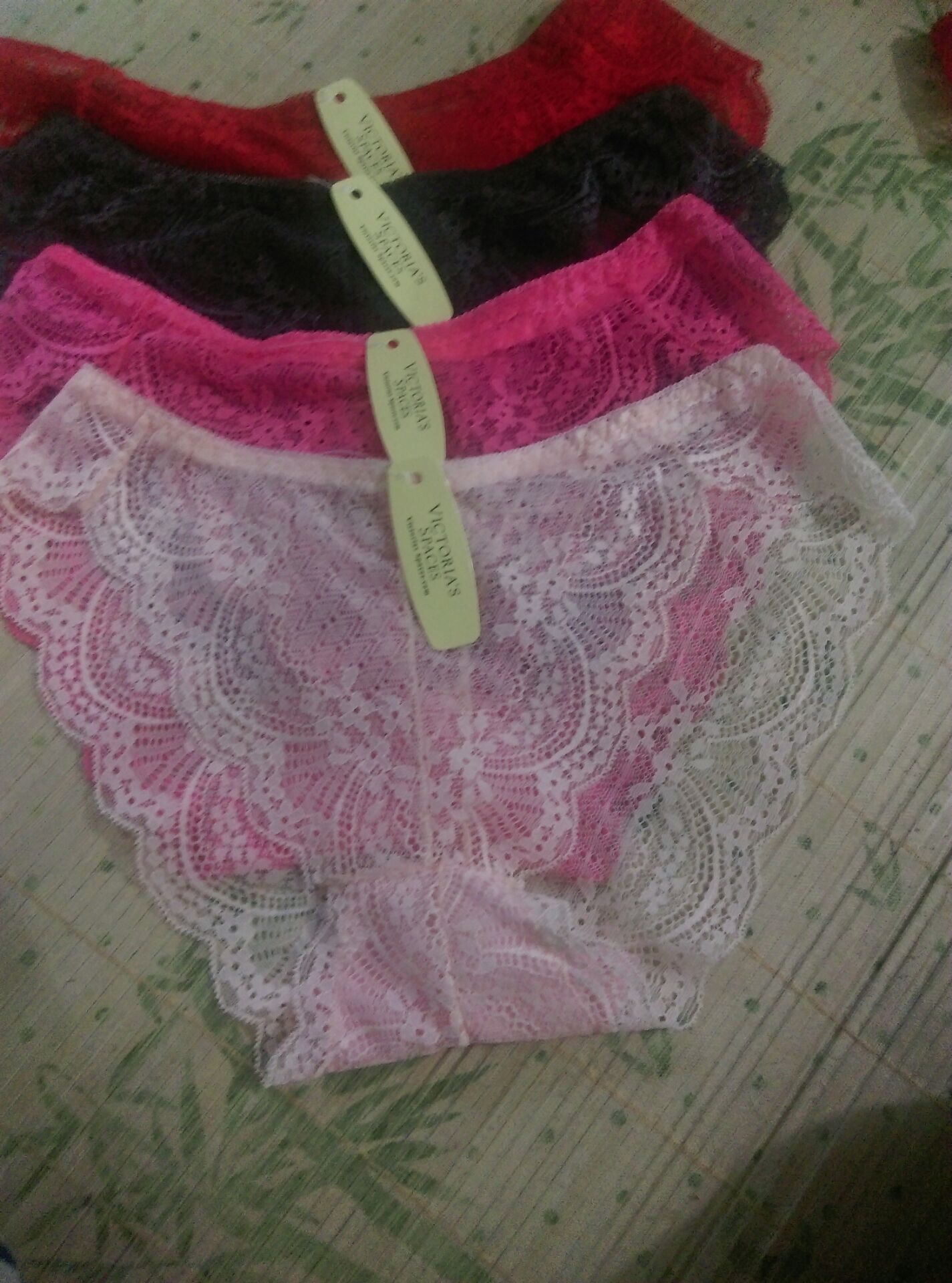 Mình nhận được sản phẩm không giống như hình. tem mác khác. hoa văn, kiểu dáng, quần mỏng không giống với hình ở trên. thất vọng quá.