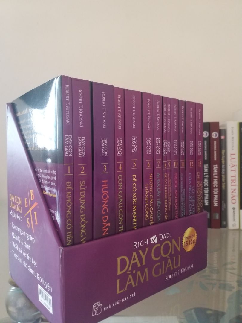 Mùi sách mới là một cái mùi rất chi là thích luônn. Mình không ở các thành phố lớn nhưng mà Tiki giao rất là nhanh, tầm 1 ngày là tới rùi. Bạn nào mà là sinh viên giống mình hay tài chính eo hẹp muốn mua bộ này thì có thể bỏ giỏ hàng rùi canh lúc sale. Cứ vài ngày là giá nó thay đổi í. Mình mua lúc giảm còn khoảng 750k. Áp dụng thêm mã giảm giá các thứ nữa là tiết kiệm được một mớ để mua và đọc được nhiều sách khác hơn :3 Chúc các bạn mua được sách hay với giá hời ^^