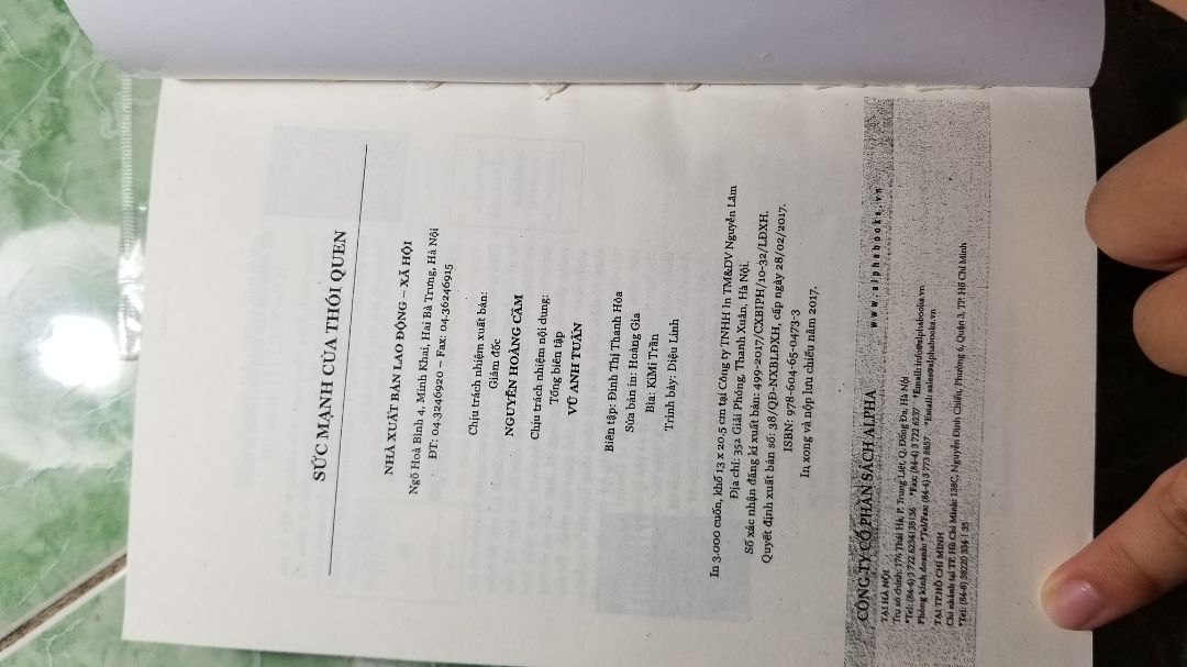 Đây là lần đầu mình mua sách của nhà cung ứng khác do Tiki hết hàng cuốn này. Phải nói là hoang mang không biết sách thật hay giả luôn. Bìa mặt sau thì khác với các bình luận khác (CUỐN SÁCH HAY NHẤT VỀ THAY ĐỔI HÀNH VI CON NGƯỜI VÀ TỔ CHỨC). Lại không có tem của Alphabook (hơi nghi ngại rồi). Chất giấy vừa mỏng vừa dởm như giấy báo ấy (không phải loại giấy mình thường thấy ở alphabook, thường là giấy nhẹ như cuốn Dốc hết trái tim). In thì lệch, hình in mờ căm như đi photo ấy. Trang cuối chứa thông tin in ấn thì vừa lệch vừa mờ, nhìn giả ko tả nổi. Không biết tiki có check sản phẩm của nhà cung ứng thứ 3 trước khi giao cho khách ko nữa. Chắc đổi hàng quá.