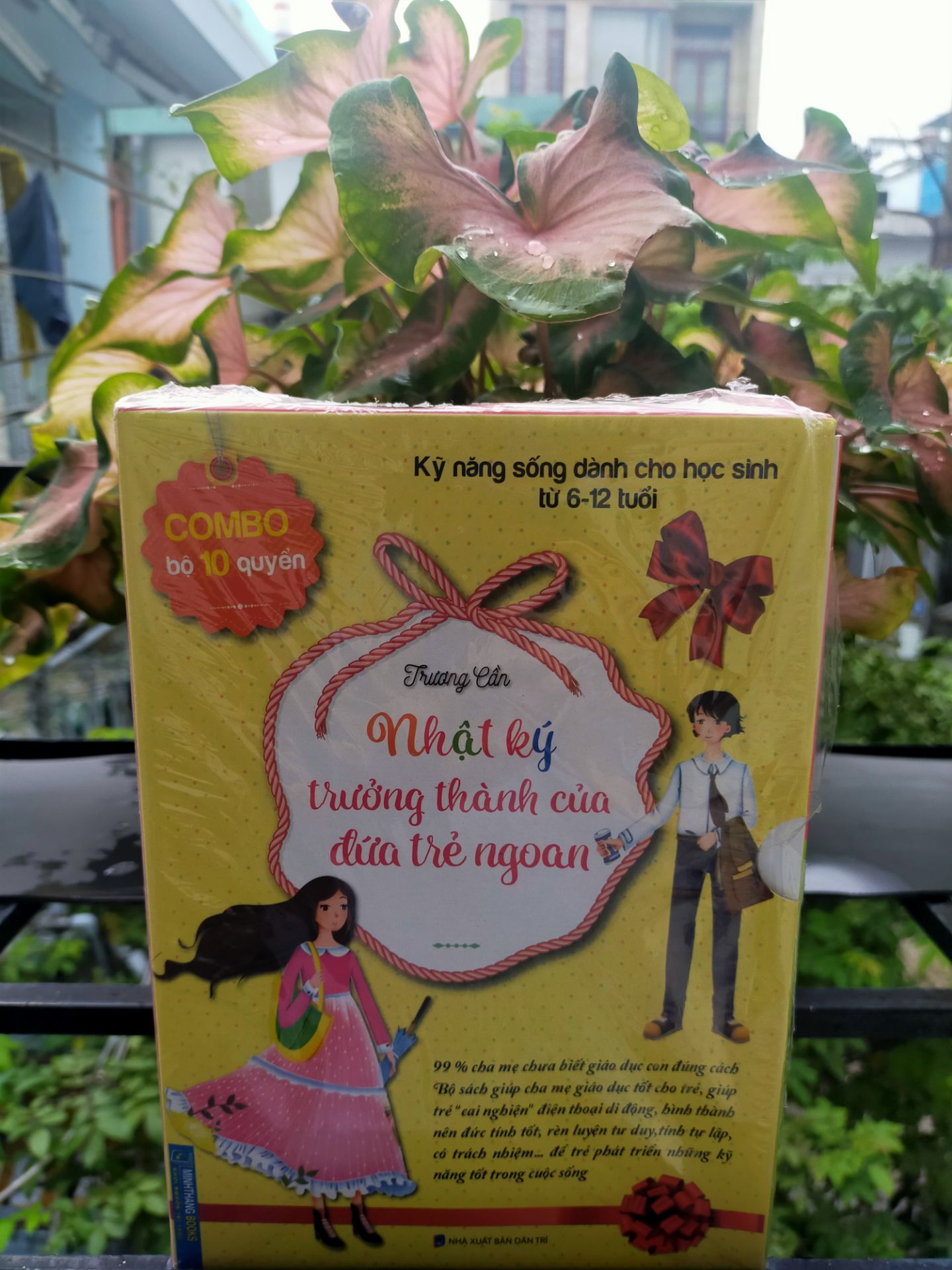 Cảm ơn shop! Cảm ơn Tiki! 10 quyển sách này nên mua cho con đọc. Sách in màu. Giá bìa 50k/quyển. Mình mua ở Tiki cả ship chưa tới 300k. Cảm ơn! Cảm ơn! Cảm ơn! ????❤?