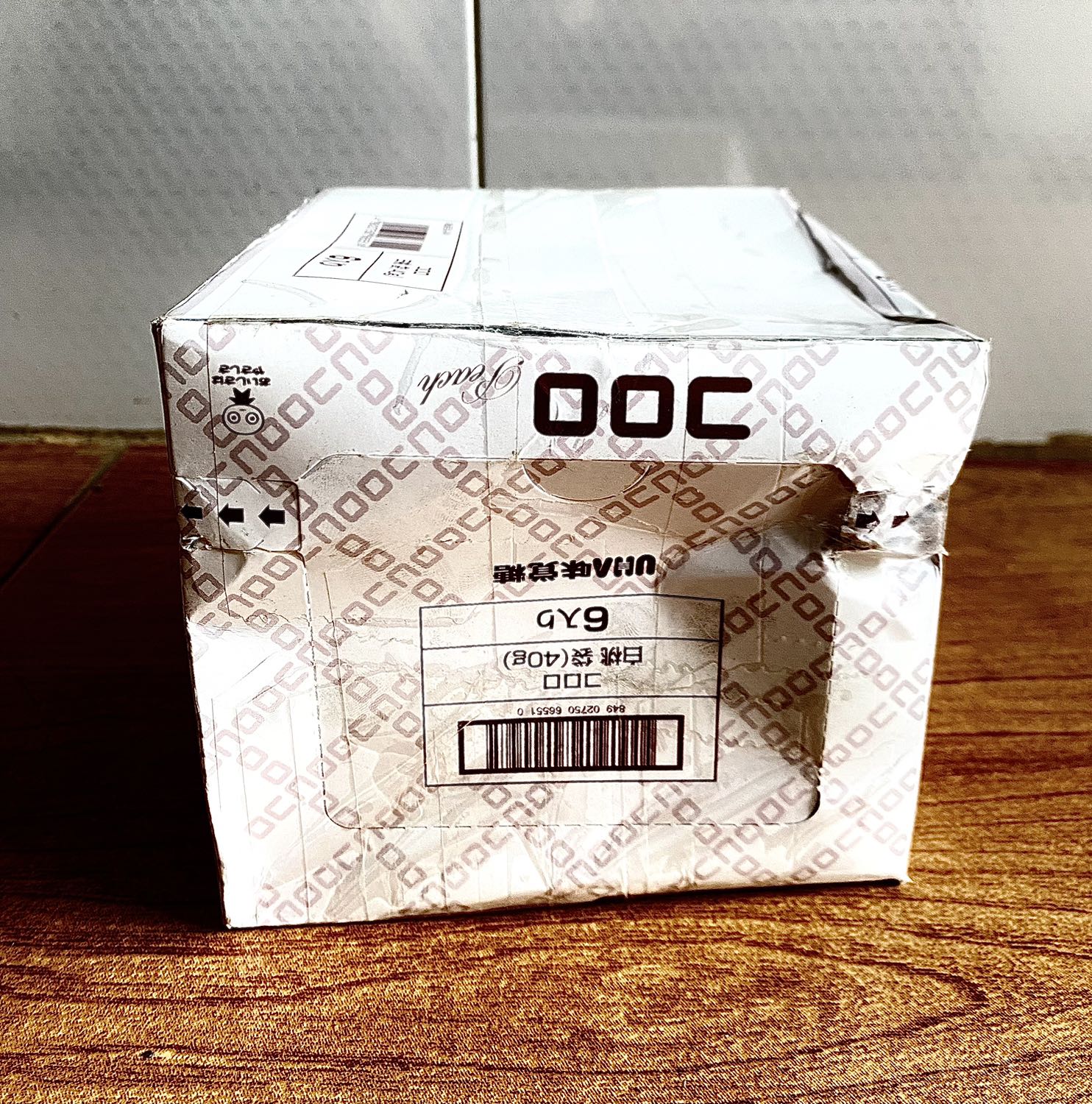 (*) Đánh giá không tính điểm
Ly nhựa in số định lượng 2 nặt, bên số nổi và bên in màu đỏ.Ly đẹp nhưng phải dùng thời gian mới biết có bị xuống màu ko ? 
Nơi bán đóng gói bao bì ko an toàn, hộp giấy quá mỏng bị móp, rất nay ly ko bị nứt .