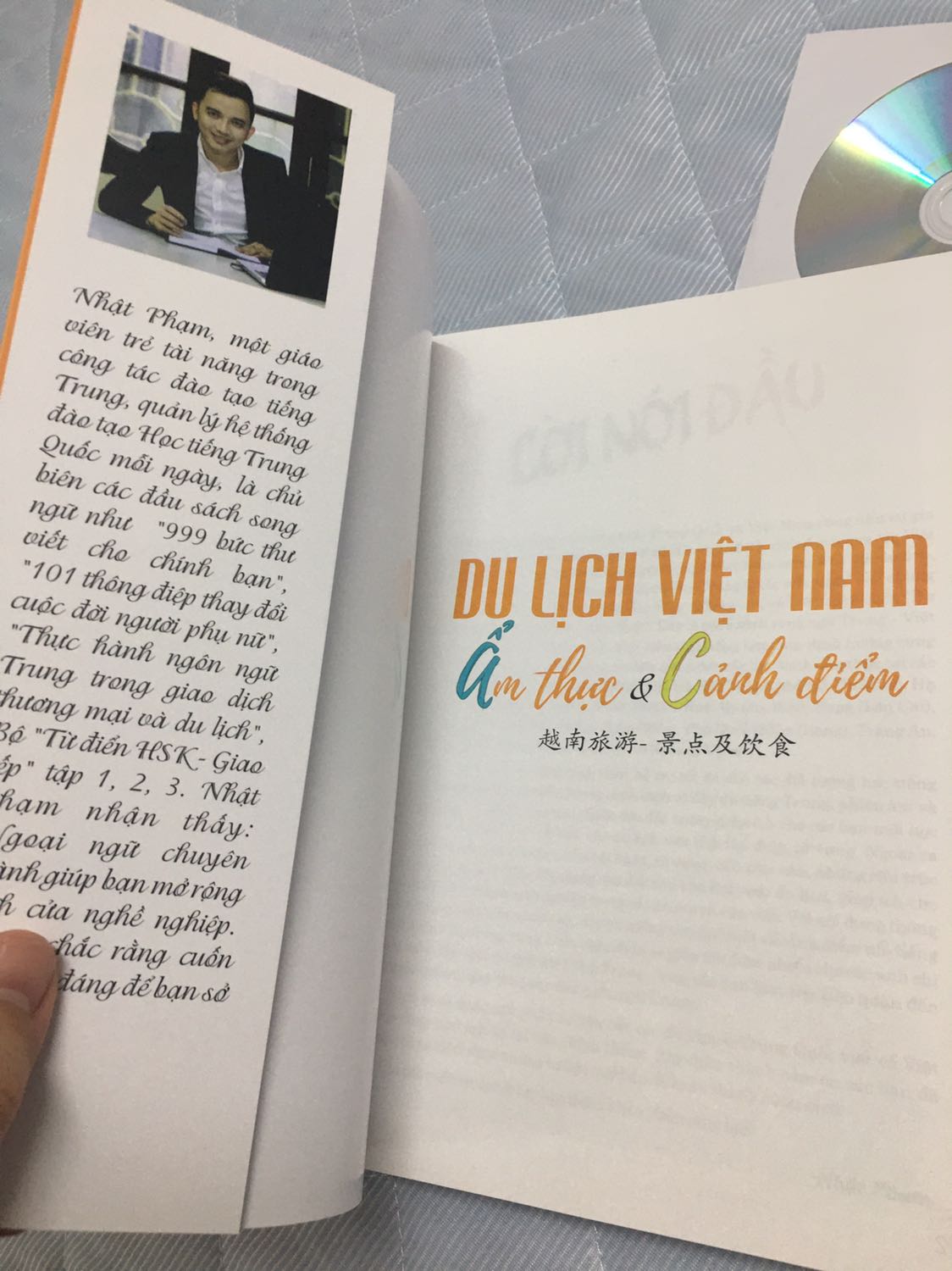 Sách dày, khổ sách to, giấy đẹp, tốt. Chữ in đẹp nét, trình bày bố cục đẹp. Nội dung miễn chê với đầy đủ chữ tiếng trung, phiên âm và bản dịch. Hình chụp minh hoạ nét đẹp và to làm hứng thú đọc ngay. Cảm giác không chỉ đọc sách học mà đang đọc tạp chí về du lịch. Nội dung phong phú và cô đọng về cảnh quan ẩm thực của đất nước con người Việt Nam. Phù hợp với người học ở trình độ trung cấp trở lên. Điểm trừ là đĩa nghe không dán nhãn làm dễ lẫn với đĩa khác (vì mình mua mấy quyển tiếng Trung khác nhà xuất bản) và khó bảo quản.