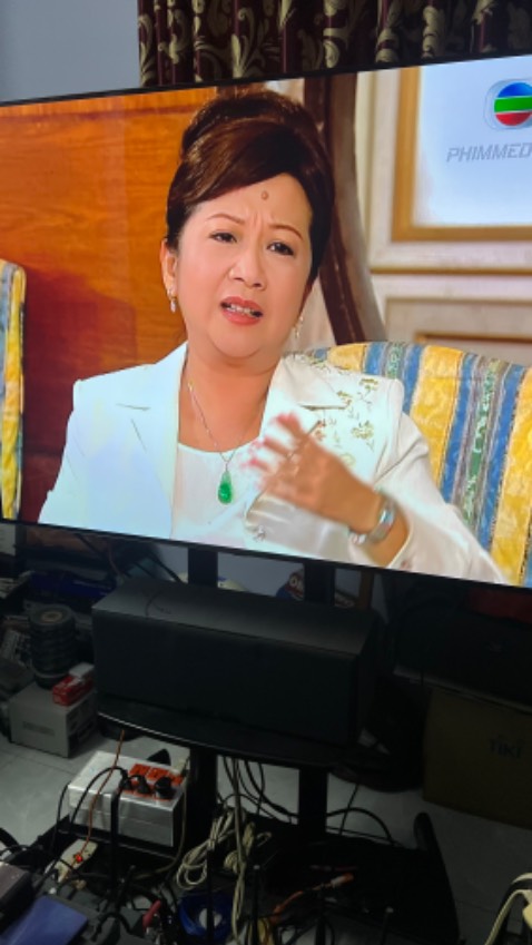 Gắn tivi 65 in lên khung giá treo xong nhìn gọn gàng, nhưng ko biết chắc chắn ko nữa? ^_^