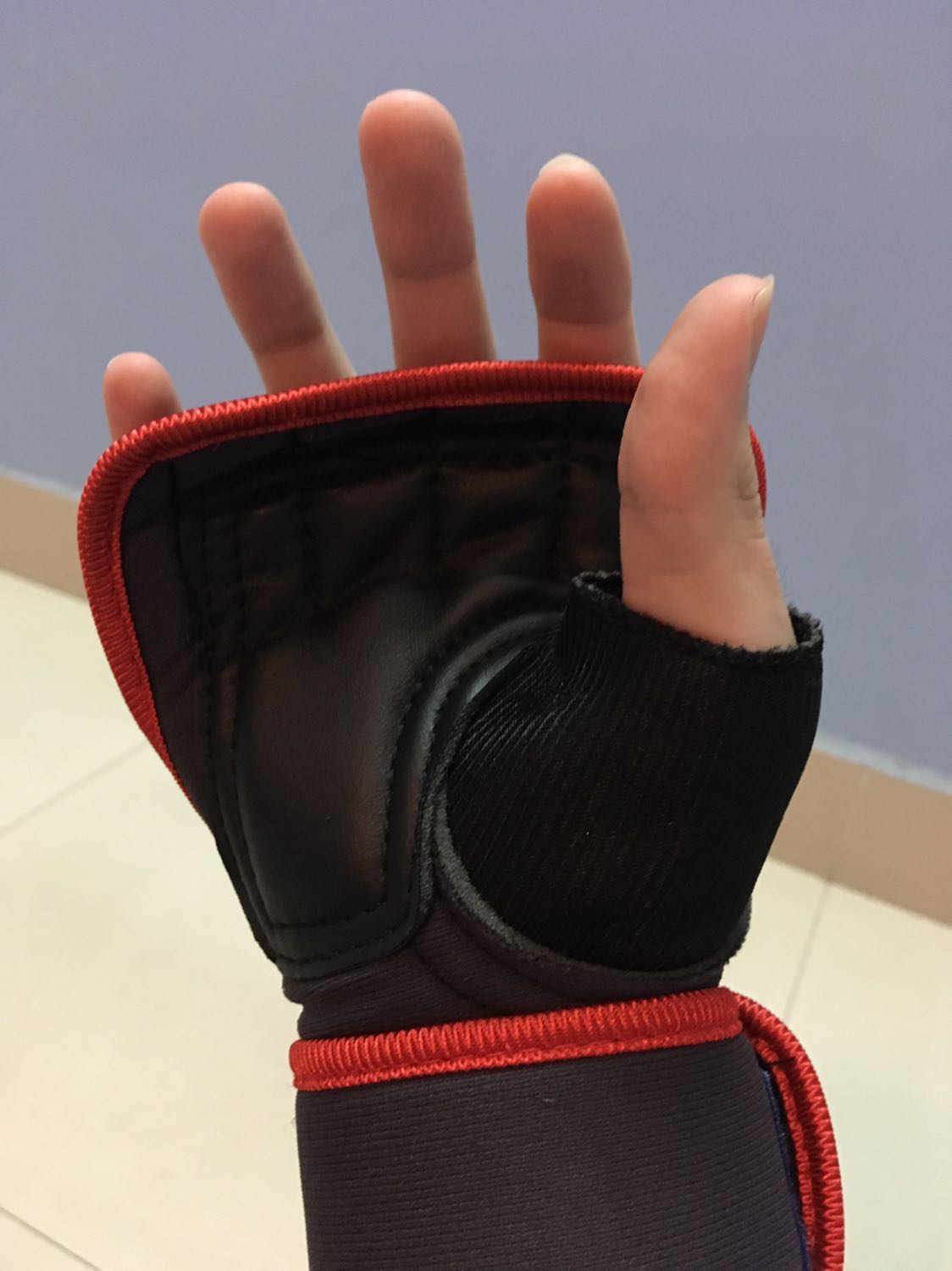 Tiki giao hàng nhanh, đóng gói cẩn thận. Xà chắc chắn, găng tay tốt.
(Y)