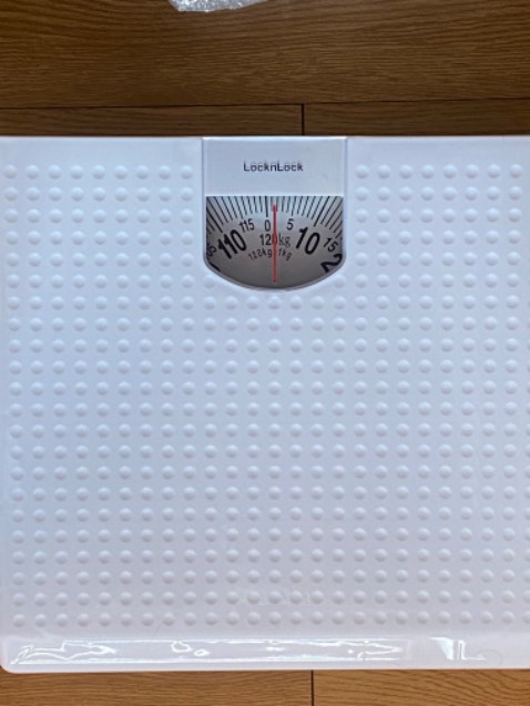 Điểu chỉnh kim về số 0 thế nào mn. Mình mới nhận cân kim chỉ 2 kg
