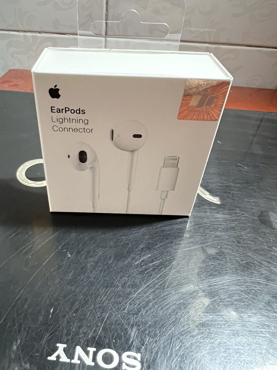 Nhận hàng khá sớm, hiện tại mình vừa đánh giá vừa trải nghiệm thì có cảm nhận ban đầu như sau:
 - Ngoại quan: sản phẩm đóng gói theo kiểu như hộp iphone 13 series, đơn giản không cầu kỳ
 - Hàng chính hàng, có seal niêm phong, nguồn gốc rõ ràng
 - Sản phẩm: chất lượng khá tốt, không bị hở dây, hướng dẫn trải nghiệm chuẩn Apple khá rõ ràng (nên đọc bản hướng dẫn sử dụng nên nắm một số thông tin quan trọng)
 - Trải nghiệm: Âm lượng to hơn mình nghĩ, vẫn có tiếng bass, không có chống ồn nhưng vẫn đảm bảo mình vừa nghe nhạc vừa nhận biết môi trường âm thanh xung quanh (mình đã từng sử dụng những phẩm tai nghe chống ồn khác nhưng khá chán, nhiều lúc người khác nói chuyện với mình mà mình hổng phản ứng nên họ nghĩ mình xem thường họ, ảnh hưởng đến mối quan hệ của nhau)
 - Đeo tai nghe khá thoải mái, không có cảm giác nặng tai nghe hay khó chịu gì cả, tạo được tính riêng tư.
Trải nghiệm ban đầu là vậy, về dây tai nghe thì theo thời gian có bền hay không là do cách mình bảo quản nữa.
Thank Shop và Tiki. Great!!!!!