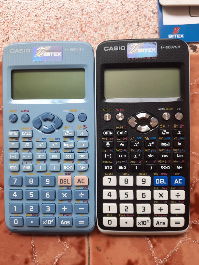 màu pastel xinh cực kì. mình thấy nhiều ảnh đánh giá rồi cơ mà thấy tận mắt màu lại xinh hơn mình nghĩ. Mình đã dùng bản màu đen thì mình thấy phím bấm của bản màu xanh mới ra bấm đầm tay hơn màu đen, phím chắc chắn hơn ấy. Nhưng độ hoàn thiện chi tiết về con số in trên phím chưa thật sự hoàn hảo như màu đen.