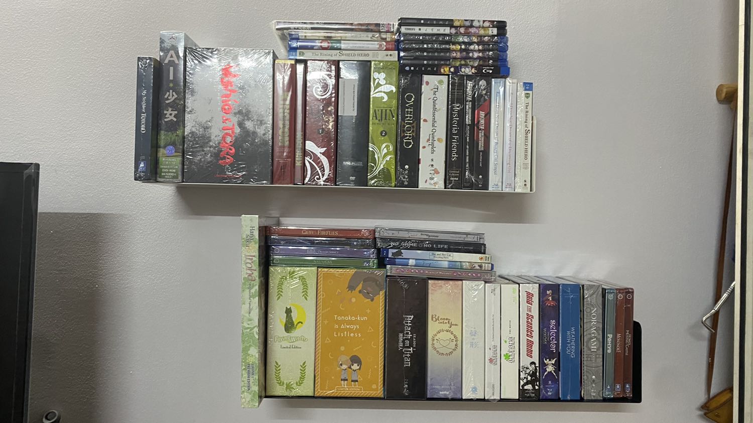 Kệ chắc chắn và rất đẹp, có 2 màu đen và trắng