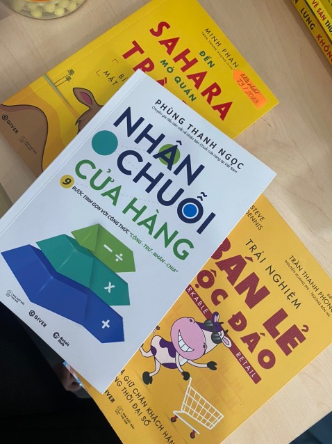 Biết tác giả Phùng Thanh Ngọc và Minh Phan đã lâu. Hai anh là người làm nghề thật sự, tận tâm và chuyên nghiệp. Đây là bộ sách nhiều case study thực tế, dễ đọc, dễ hiểu dễ áp dụng. Kèm theo quyển Trải Nghiệm Bán Lẻ Độc Đáo rất giá trị, giúp đổi mới sáng tạo - xây dựng những cửa hàng ấn tượng. Tóm lại, ai muốn Nhân Chuỗi thành công, có những cửa hàng đắc địa, độc đáo hãy mua ngay bộ này nghenn