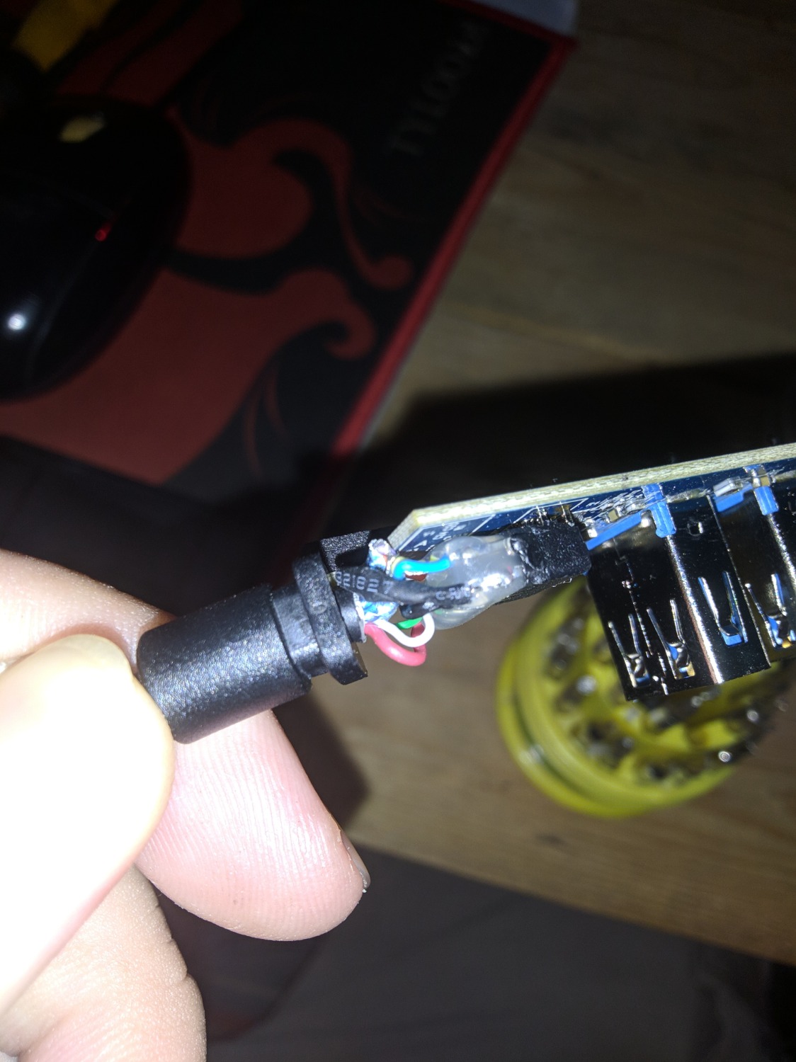 hub dùng rất tốt, đầu usb male có thêm 5 điểm tiếp xúc đúng chuẩn usb 3.0, dây cáp rất chắc chắn và dầy vì chuẩn usb 3.0 có thêm 4 dây nữa. Mình đã *** thử sản phẩm rồi, chạy tốt.
Sau khi *** xong mình cũng không ngại mổ bụng em nó (mình chấp nhận việc mất bảo hành vì giá em nó cũng không bao nhiêu =))) Bên trong là bản mạch PCB chất liệu tốt, gia công tốt, linh kiện dán nhìn khá xịn xò (không như những hub rẻ tiền sẽ chỉ có ít linh kiện). Bên trong dây cáp đều có bọc mass chống nhiễu khá tốt.
Điểm trừ duy nhất có lẽ là ở cái vỏ nhựa, mình tháo ra khá nhẹ tay nhưng vẫn bị gãy chốt (cảnh báo cho mấy bác có tính táy máy không làm theo nha hehe), nhưng không sao, đã mổ bụng thì phải chấp nhận thôi.
Tóm lại sản phẩm về mặt kĩ thuật dùng RẤT TỐT mà giá thì mình thấy RẤT MỀM.