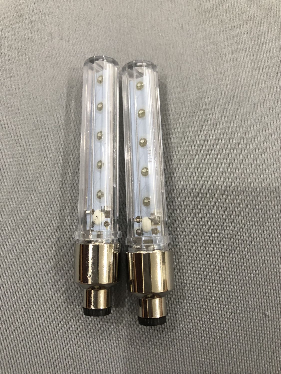 Gửi hàng nhanh. Đóng gói cẩn thận. Đền có 7 kiểu nháy. Thấy cũng vui vui. Chất lượng thì phải dùng thời gian mới biết. 
Đèn dùng bằng 3 pin trong nhỏ, nên không biết dùng được bao lâu? Để dùng thời gian mới đánh giá được