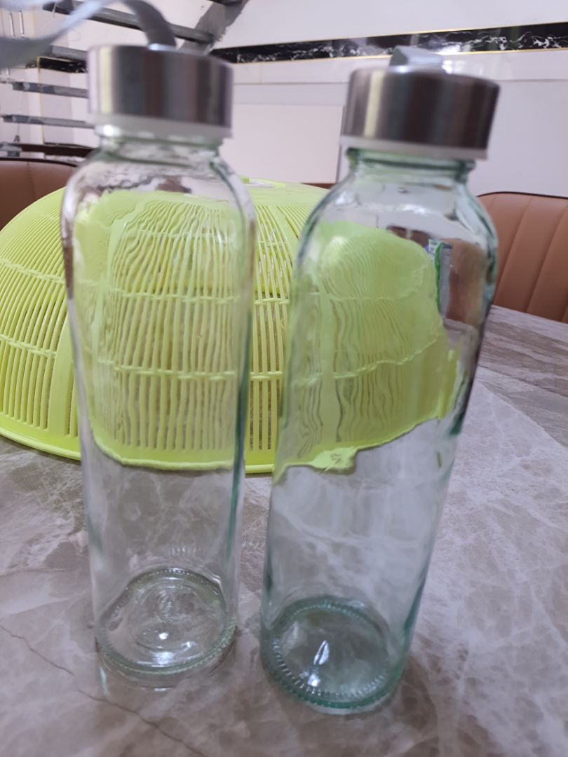 Hàng quảng cáo là chai thủy tinh trong. Hàng giao chỉ đc 2 chai như hình 3 chai còn lại thủy tinh màu xanh. Giống như trộn hàng khác vào giao cho khách ý. Tuy nhiên đóng gói thì cẩn thận lắm.