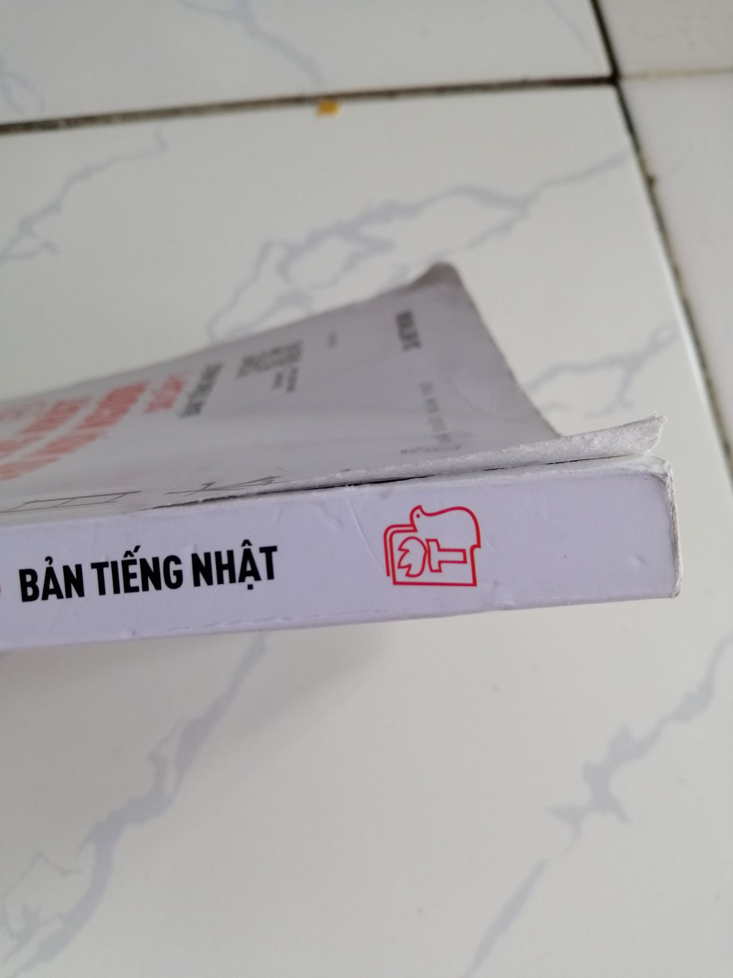 Mua hàng ở Tiki nhiều lần rồi nhưng đây là lần bực mình nhất. Đặt một bộ sách thôi cũng tách ra thành 4 đơn nhỏ để giao đã thế lại còn giao sách cũ bị rách nữa. Bỏ ra cả mấy trăm để mua bộ sách về học mà lại nhận được như vậy thì thôi dẹp đi, cô hồn tháng nào chẳng có.